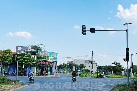 [Video] Đèn tín hiệu giao thông ngã tư thôn Cao Dương không hoạt động